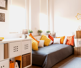 Imagem de quarto com cama e armários, representativo de alojamento